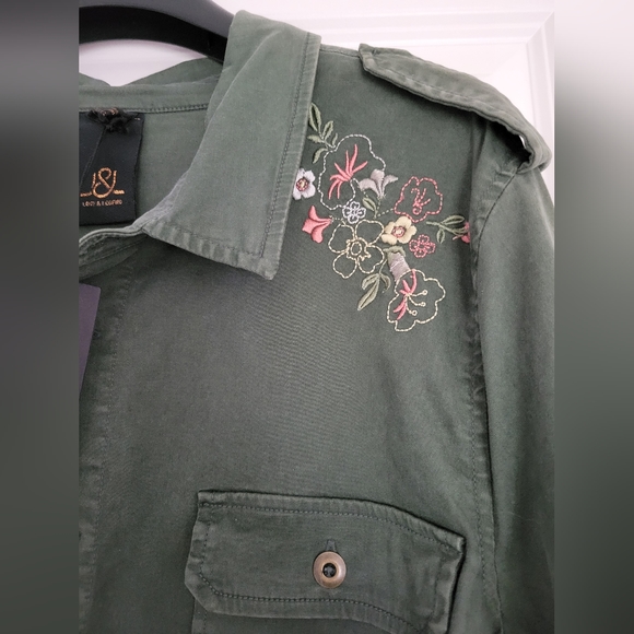 3/$30 Ladies Jacket - Picture 5 of 8